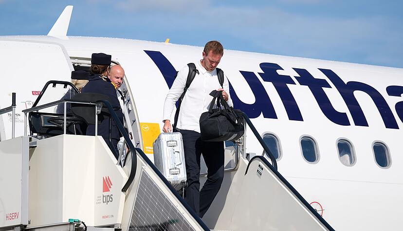 Bundestrainer Julian Nagelsmann steigt aus der Maschine mit der deutschen Mannschaft.