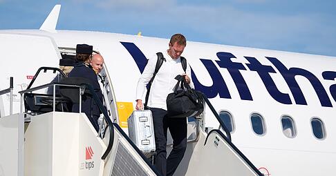 Bundestrainer Julian Nagelsmann steigt aus der Maschine mit der deutschen Mannschaft.