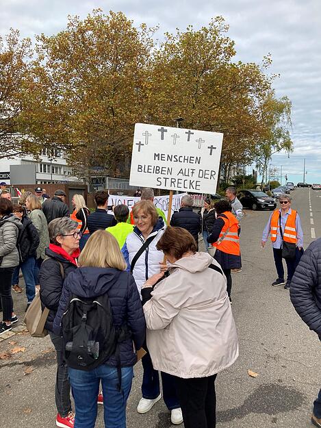Andere Transparente zeigten die Aufschrift "Menschen bleiben auf der Strecke"