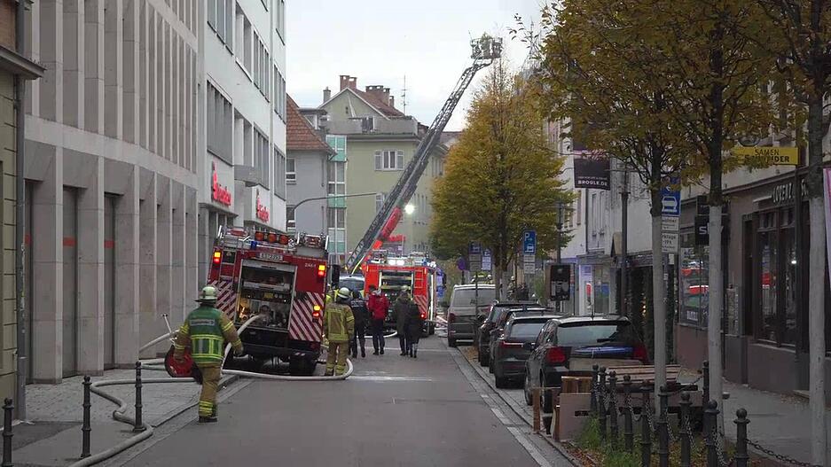 Am Donnerstag rückt die Polizei mit einem Großaufgebot nach Esslingen aus. Dort berichten Zeugen von Knallgeräuschen. Nach ersten Informationen gibt es zwei Tote und eine verletzte Person. Am Donnerstag rückt die Polizei mit einem Großaufgebot nach Esslingen aus. Dort berichten Zeugen von Knallgeräuschen. Nach ersten Informationen gibt es zwei Tote und eine verletzte Person.