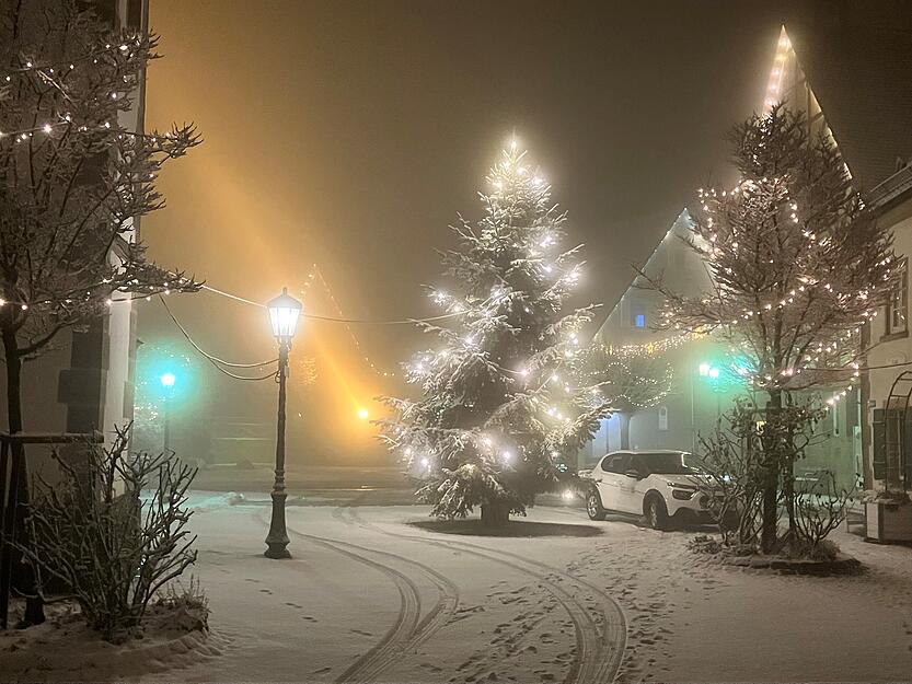 In den frühen Abendstunden wurde es auch im Hohenlohekreis winterlich. In Waldenburg liegt der erste Schnee des Jahres.