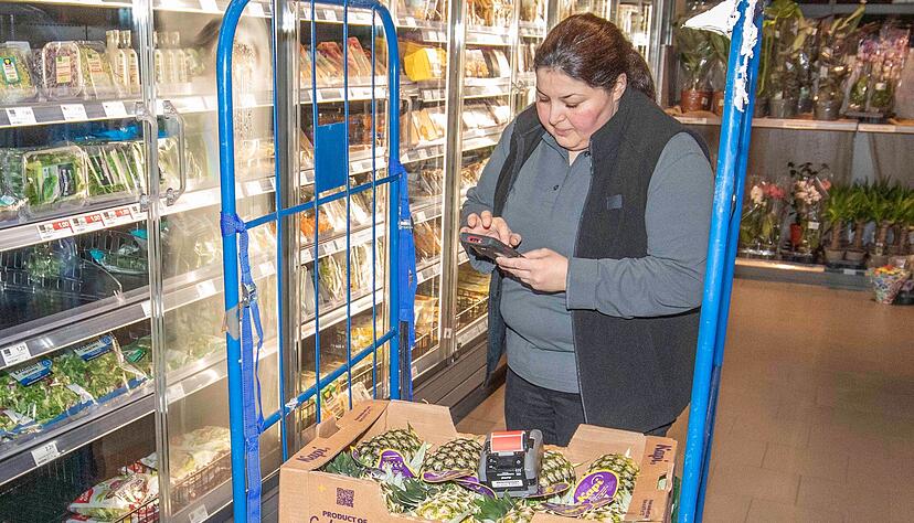 An der Fresh-Cut-Theke kalkuliert Aysel Gön mit einem Warenerfassungsgerät, ob sie Produkte nachbestellen muss. An der Fresh-Cut-Theke kalkuliert Aysel Gön mit einem Warenerfassungsgerät, ob sie Produkte nachbestellen muss.
