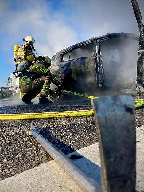 Im Motorraum des aufgefahrenen Pkw, hatten sich kurz nach dem Unfall Flammen gebildet und rasch auf die restliche Karosserie ausgebreitet.