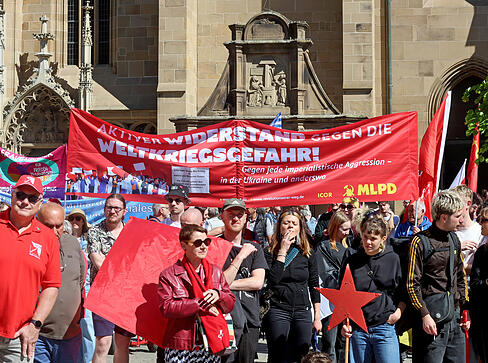 Zahlreiche Menschen nahmen an einer Demonstration und Kundgebung zum Tag der Arbeit in der Innenstadt teil.