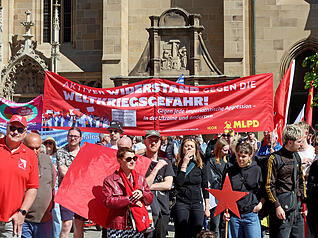 Zahlreiche Menschen nahmen an einer Demonstration und Kundgebung zum Tag der Arbeit in der Innenstadt teil.