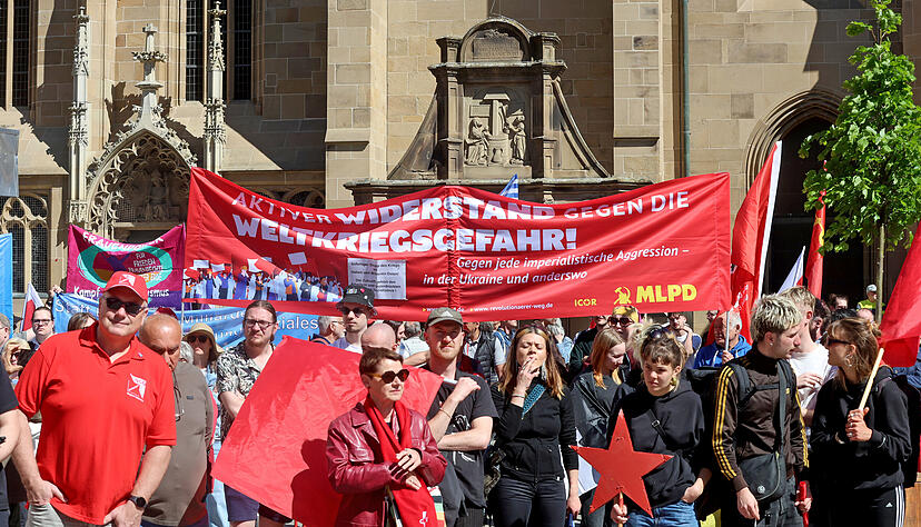 Zahlreiche Menschen nahmen an einer Demonstration und Kundgebung zum Tag der Arbeit in der Innenstadt teil.