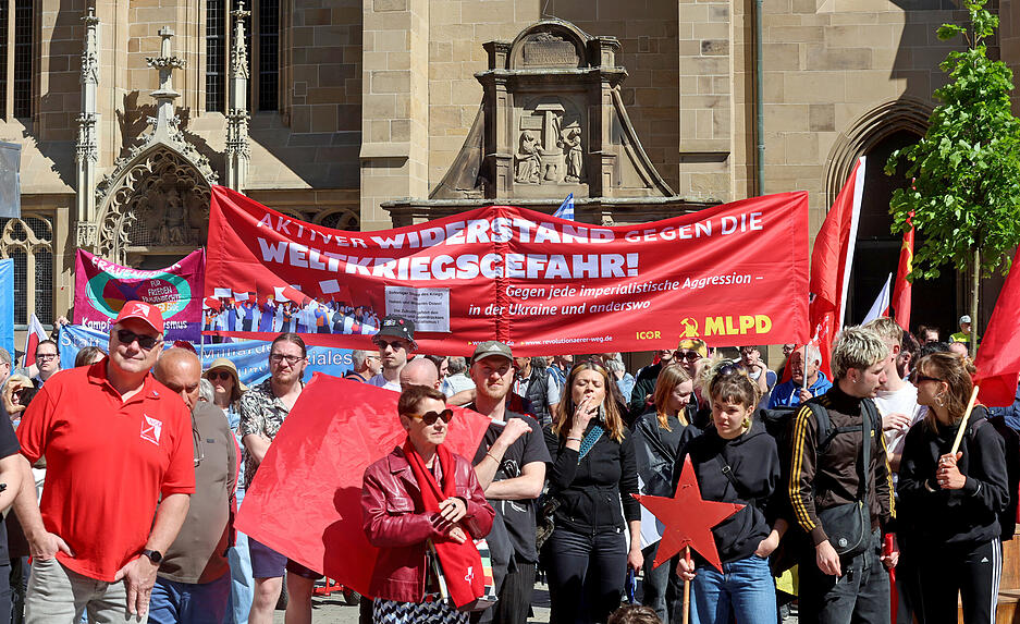 Zahlreiche Menschen nahmen an einer Demonstration und Kundgebung zum Tag der Arbeit in der Innenstadt teil.