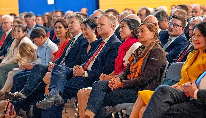 Rund 400 geladene G&auml;ste sind bei der Verabschiedung von Matthias Neth und der Vereidigung seines Nachfolgers Ian Sch&ouml;lzel in der &Ouml;hringer Kultura dabei.