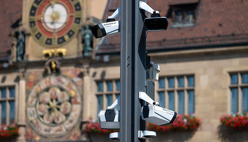 Die Überwachungskameras auf dem Heilbronner Marktplatz sind installiert, in Betrieb gehen sie erst später. Die Überwachungskameras auf dem Heilbronner Marktplatz sind installiert, in Betrieb gehen sie erst später.