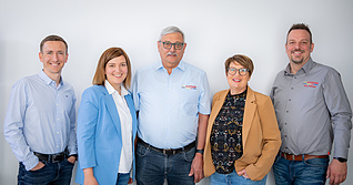 Wolfgang Hofmann (Mitte) &uuml;bergibt seinen Betrieb zum Jahresende nach mehr als vier Jahrzehnten an die j&uuml;ngere Generation.