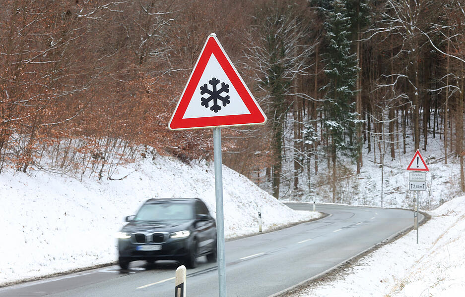 Die Fahrbahnen rund um die Löwensteiner Berge sind mit Schnee umrahmt. Die Fahrbahnen rund um die Löwensteiner Berge sind mit Schnee umrahmt.