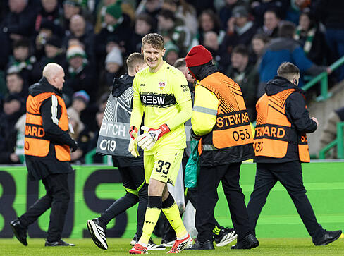Alexander N&uuml;bel: Wieder zu viel hinten herumgespielt statt den Ball nach vorne zu schlagen. Kann gut gehen, muss aber nicht jedes Mal sein. Vor dem 1:1 viel zu riskant. In Zeichnete sich in der zweiten Halbzeit durch starke Paraden aus. Note: 3,5