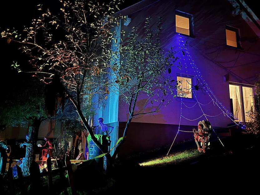 Auch dieses Jahr hat Sven Bolg wieder neue gruselige Elemente für seine Halloween-Show eingebaut. Auch dieses Jahr hat Sven Bolg wieder neue gruselige Elemente für seine Halloween-Show eingebaut.