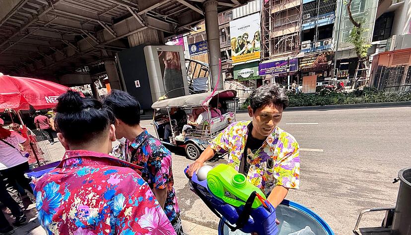 Auf den Partymeilen standen &uuml;berall Wassercontainer bereit, um die bunten Plastikgewehre neu zu laden.