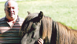 Pferdez&uuml;chter Reinhard Schwehr aus Heuweiler h&auml;lt seine Isl&auml;nderstute im Arm. Sie wurde 2004 von einem Unbekannten schwer verletzt. (Foto: dpa)