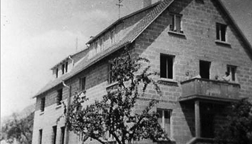 In diesem Haus entstanden die ersten Teller: Im Erdgeschoss war die Firma mit Produktions- und B&uuml;ror&auml;umen untergebracht, oben lebte die Familie. Fotos: privat