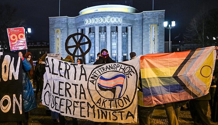 Es gibt aber auch Protest gegen Schwarzer vor der Volksbühne. Es gibt aber auch Protest gegen Schwarzer vor der Volksbühne.