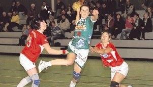 Die Fleinerin Sonja Link (Mitte) zieht entschlossen Richtung Tor. Nora Heinemann (links) und Solvej Meister k&ouml;nnen nur zuschauen.Foto: Alexander Bertok