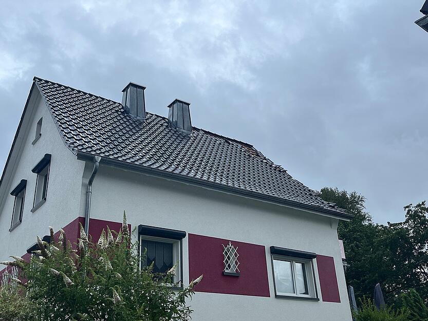 In Ittlingen haben Sturmböen Ziegel eines Daches abgedeckt.
