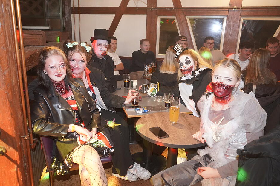 Blutig oder mit Maske: Bei der Halloween-Shuttleparty in &Ouml;hringen haben sich die G&auml;ste in Kost&uuml;me geschmissen.