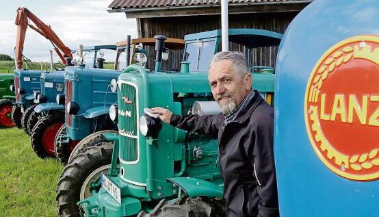 Alfons Trunk pflegt seine Oldtimer &minus; hier ein MAN 4S2 Allrad. Im jedem der Fahrzeuge stecken bis zu 250 Arbeitsstunden, ehe sie wieder in sch&ouml;nstem Glanz strahlen.