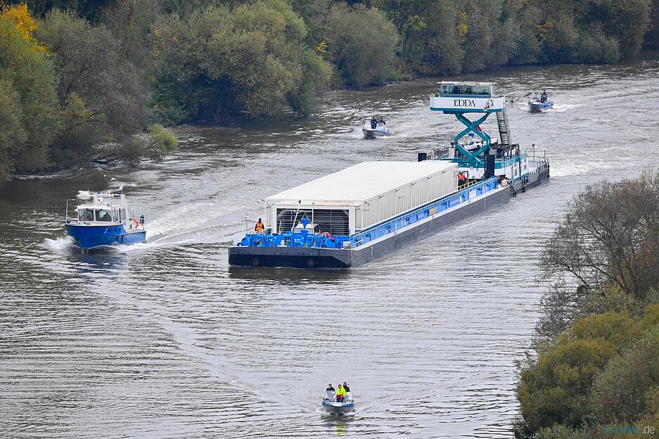 Das Schiff passiert Bad Wimpfen.