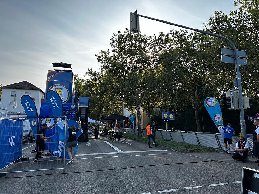 Die Aufbauarbeiten kurz vor dem Ziel an der Heilbronner Theresienwiese laufen am Donnerstagmorgen noch. Die Radprofis der Deutschland-Tour werden hier kurz vor 17 Uhr erwartet. Die Aufbauarbeiten kurz vor dem Ziel an der Heilbronner Theresienwiese laufen am Donnerstagmorgen noch. Die Radprofis der Deutschland-Tour werden hier kurz vor 17 Uhr erwartet.