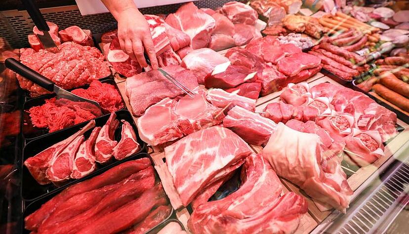 Die Deutschen kaufen immer weniger Fleisch. Vor allem Schweinefleisch verliert seit Jahren an Marktanteil. Foto: dpa Die Deutschen kaufen immer weniger Fleisch. Vor allem Schweinefleisch verliert seit Jahren an Marktanteil. Foto: dpa