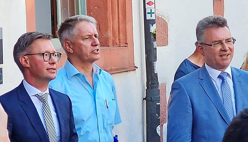 Nach Bekanntgabe des Mosbacher Wahlergebnisses sangen Wahlsieger Julian Stipp (von links) Gemeindetagsvertreter Norbert Rippberger und Landrat Achim Br&ouml;tel das Badnerlied.