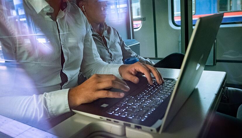 Die Nutzung &ouml;ffentlicher WLAN-Zug&auml;nge birgt Sicherheitsrisiken, da Fremde Daten abgreifen k&ouml;nnten. Wer sensible Daten sch&uuml;tzen m&ouml;chte, sollte ein VPN verwenden.