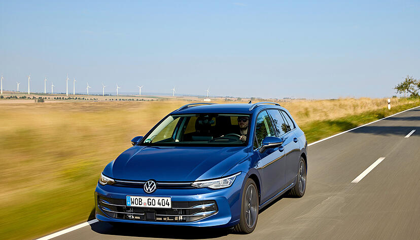 Auffälligster Unterschied zum bisherigen Modell sind nach der Überarbeitung die schmaler gezeichneten LED-Scheinwerfer. Zwischen den Scheinwerfern thront nun ein beleuchtetes Markenlogo. Auffälligster Unterschied zum bisherigen Modell sind nach der Überarbeitung die schmaler gezeichneten LED-Scheinwerfer. Zwischen den Scheinwerfern thront nun ein beleuchtetes Markenlogo.