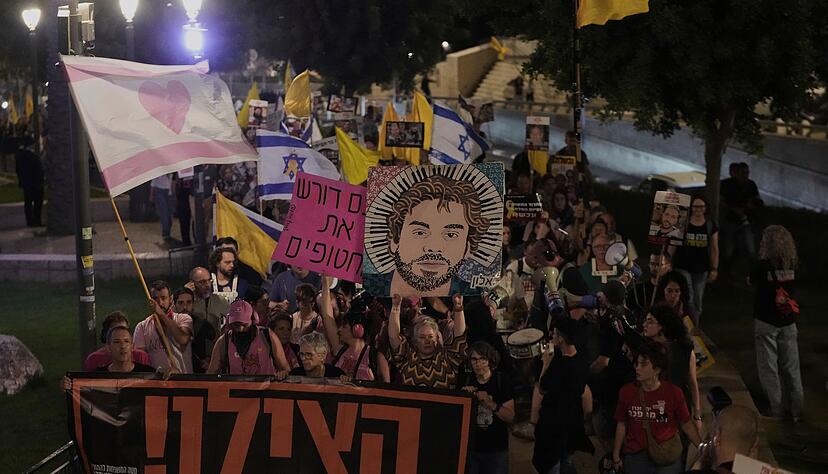 In Israel fordern erneut Tausende Menschen ein Ende des Krieges.