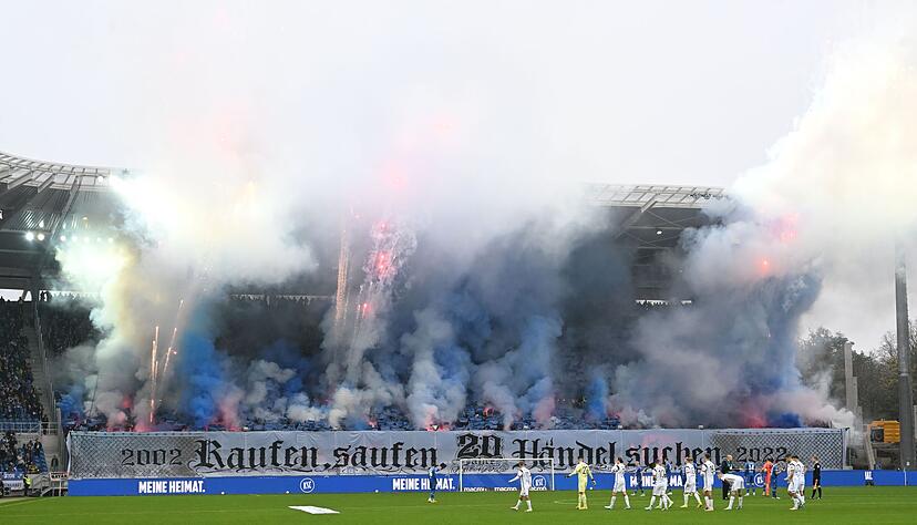 Diese Pyro-Aktion von Fans des Karlsruher SC im November 2022 hatte ein juristisches Nachspiel.