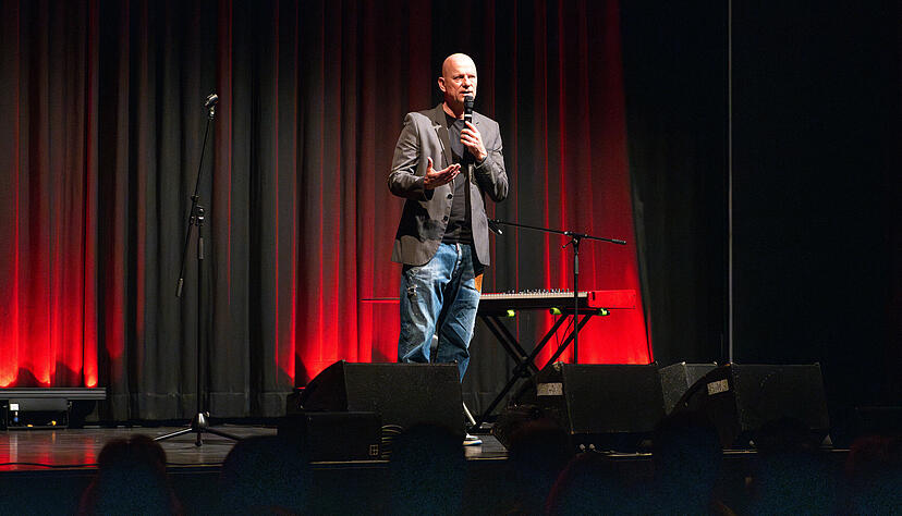 &bdquo;Ja, hallo erst mal. Ich wei&szlig; gar nicht, ob Sie&rsquo;s schon wussten...&ldquo;: Seit mehr als 30 Jahren geht es R&uuml;diger Hoffmann auf der B&uuml;hne gem&auml;chlich an. 200 Fans kamen am Samstagabend zu seinem Auftritt.