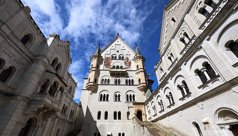 Neuschwanstein lockt unter den K&ouml;nigsschl&ouml;ssern die meisten Besucher. (Archivbild)