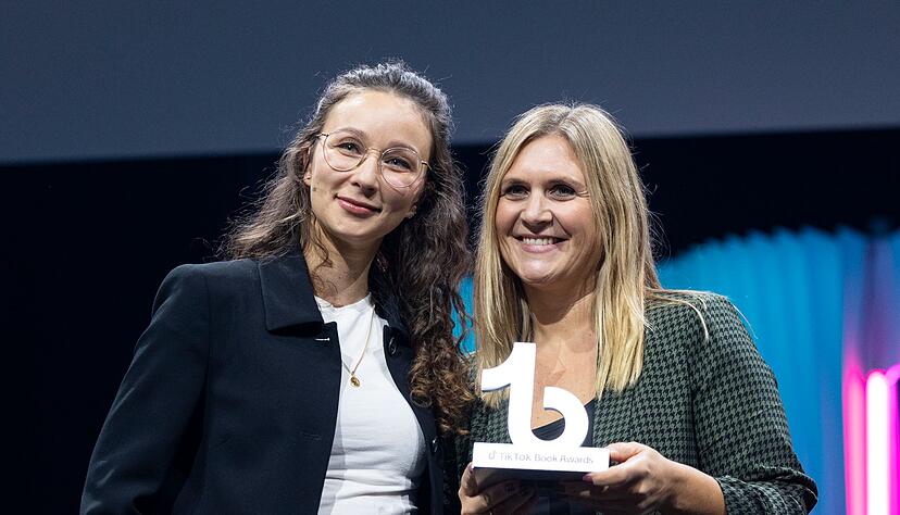 Autorin Lilly Lucas (rechts) ist &laquo;Autor*in des Jahres&raquo;.