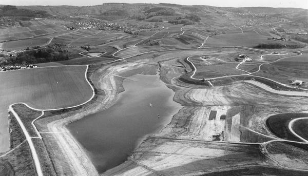 Zusammengestellt von Archiv und Dokumentation der Heilbronner Stimme .
So sah der Breitenauer See in den 80 Jahren aus. Baumaschinen mussten stark in die Landschaft eingreifen, um Damm und Becken zu formen.
