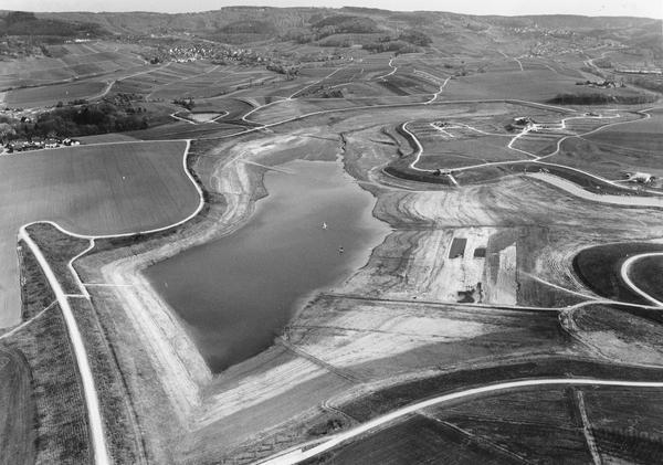 Zusammengestellt von Archiv und Dokumentation der Heilbronner Stimme .
So sah der Breitenauer See in den 80 Jahren aus. Baumaschinen mussten stark in die Landschaft eingreifen, um Damm und Becken zu formen. Zusammengestellt von Archiv und Dokumentation der Heilbronner Stimme .
So sah der Breitenauer See in den 80 Jahren aus. Baumaschinen mussten stark in die Landschaft eingreifen, um Damm und Becken zu formen.