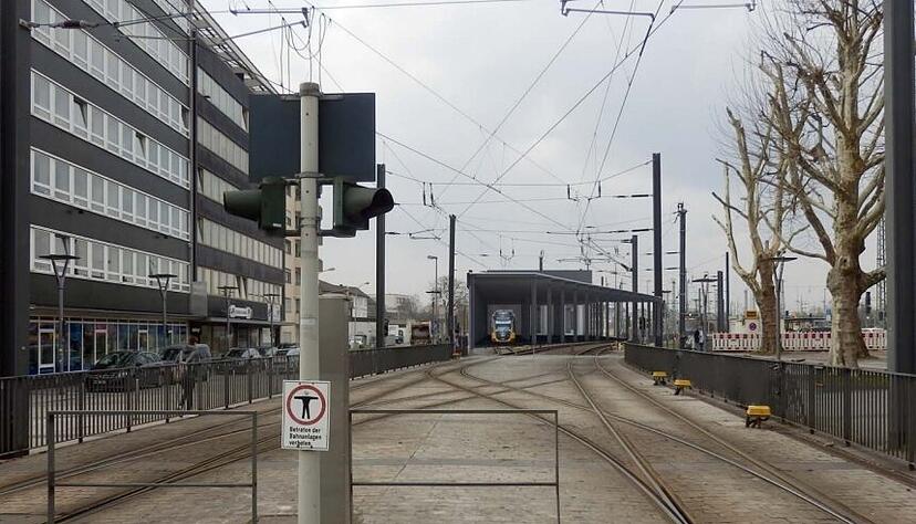 Entwurf: So sieht die geplante Abstellhalle vom Bahnübergang am Hauptbahnhof gesehen aus.