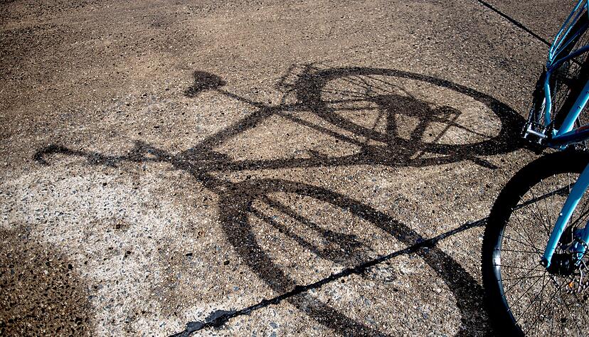 Obacht! Wer unaufmerksam mit dem Fahrrad f&auml;hrt, riskiert einen Sturz.