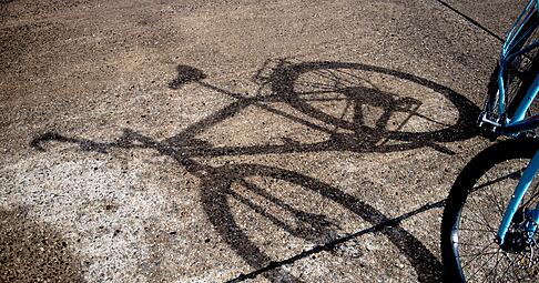Obacht! Wer unaufmerksam mit dem Fahrrad f&auml;hrt, riskiert einen Sturz.