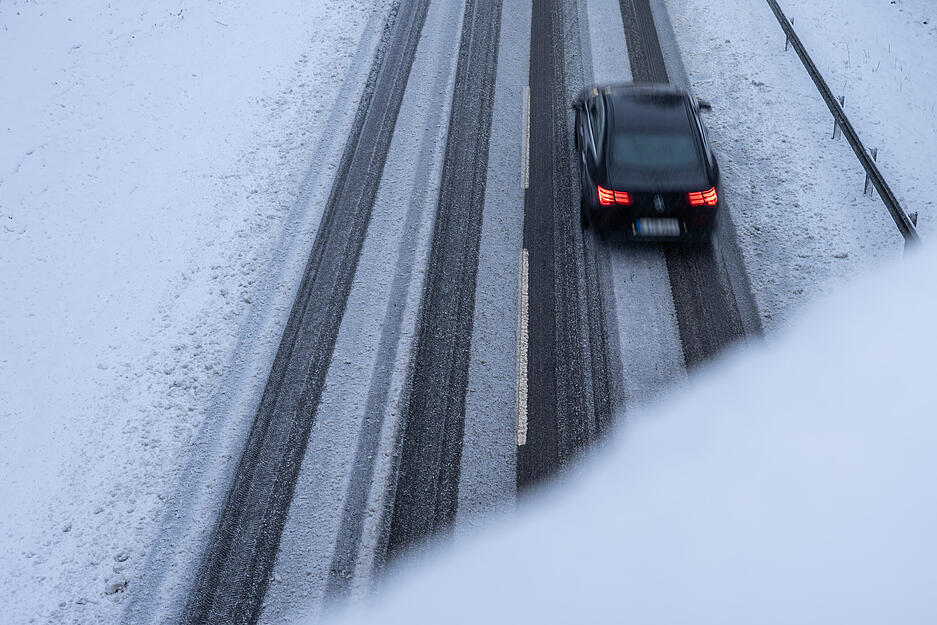 Ein Auto f&auml;hrt auf der zugeschneiten Bundesstra&szlig;e 28 auf dem Kniebis. Nach Angaben des Deutschen Wetterdiensts schneit es in Lagen ab etwa 600 Metern bis Mittwochmittag.