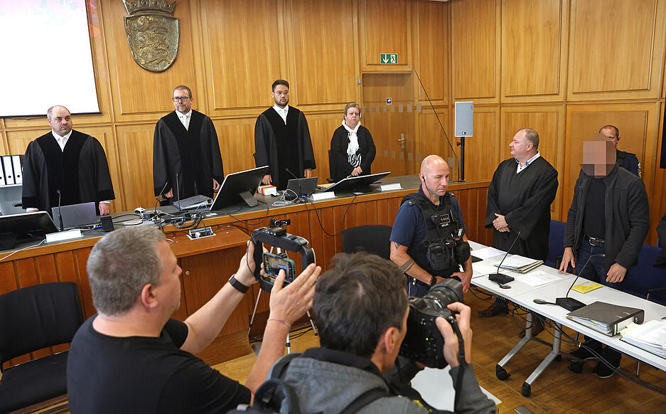 Zuschauer und Presse verfolgen den Prozessauftakt in Heilbronn mit großer Aufmerksamkeit.