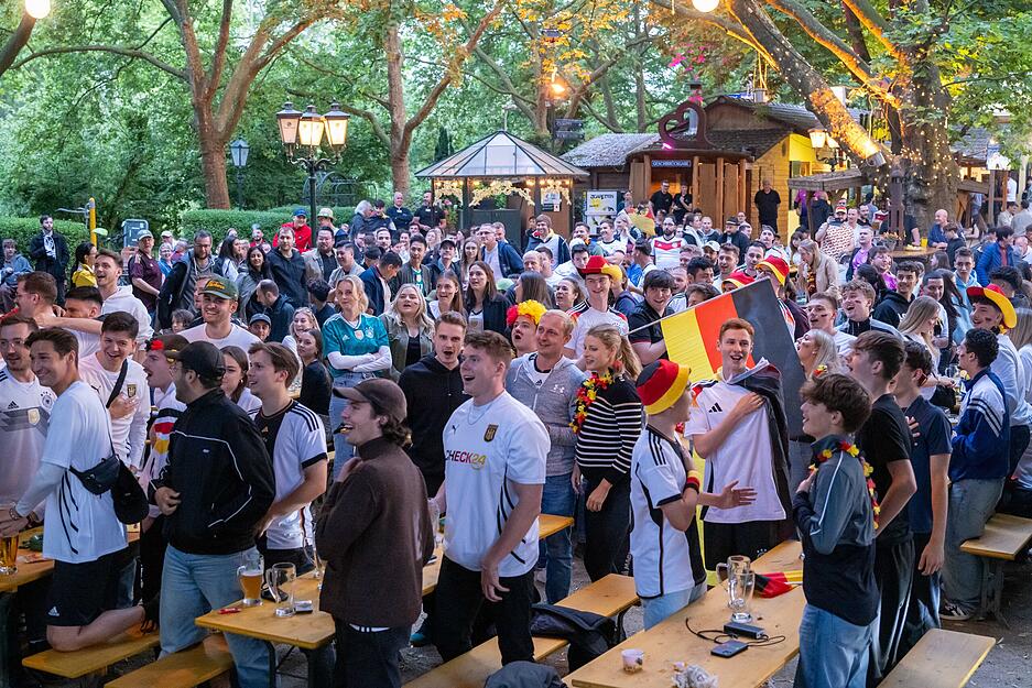 Public Viewing im Food Court - EM Auftraktspiel Deutschland vs Schottland