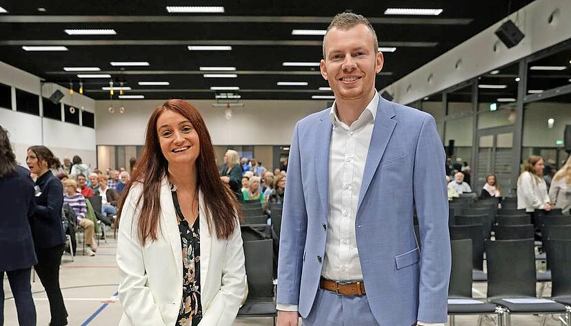 Jessica Krimmel und Steffen Braun kandidieren für das Bürgermeisteramt in Massenbachhausen. Beim Forum präsentierten sie sich den Wählern.
Foto: Ralf Seidel Jessica Krimmel und Steffen Braun kandidieren für das Bürgermeisteramt in Massenbachhausen. Beim Forum präsentierten sie sich den Wählern.
Foto: Ralf Seidel