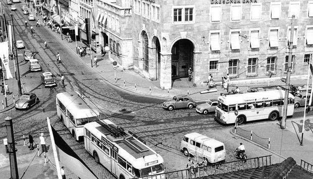 Kreuzung Allee/Kaiserstraße. Der Obus mit Personenanhänger fährt gerade in die Moltkestraße. Von rechts kommt der Dieselkraftbus. Er wird in wenigen Jahren die Obus-Generation ersetzen. Er ist schlichtweg beweglicher.Fotos: Friedrich Bechtle
