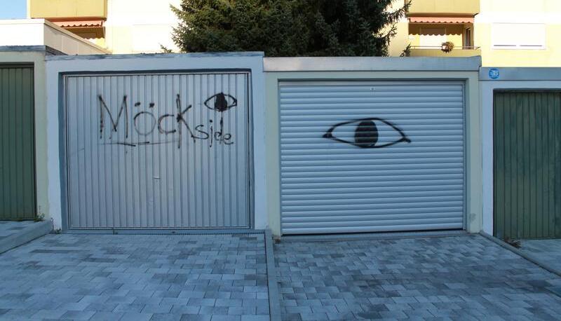 Mehrere Garagentore in der Blumenstraße sind beschmiert.