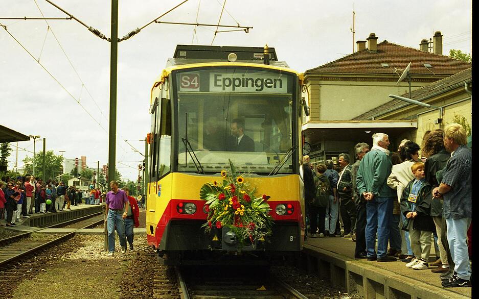 Der S4-Stadtbahnwagen nach Eppingen ist festlich geschmückt.