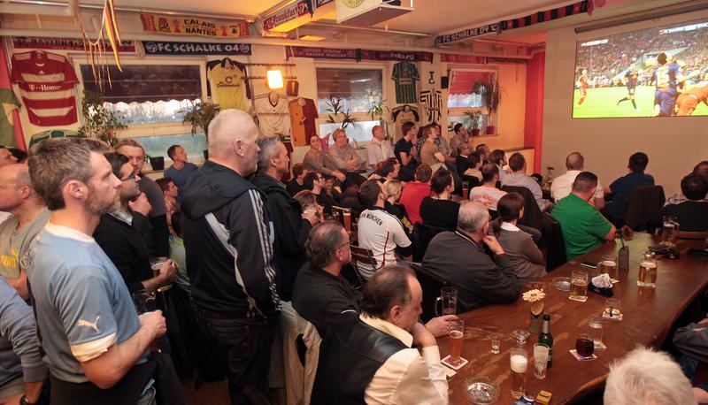 Fu&szlig;ball schauen im Heilbronner Doppelpass: Sky-Kneipen sind bei den Fans beliebt. Die Wirte m&uuml;ssen jedoch immer mehr f&uuml;r das Vergn&uuml;gen zahlen.
Foto: Archiv/Sawatzki