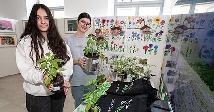 Yasemin Dikmen (links) und Elif Sarac, Sch&uuml;lerinnen der Gemminger Gemeinschaftsschule, erl&auml;utern im Treffpunkt Baden-W&uuml;rttemberg ihr Pflanzprojekt.
Foto: Andreas Veigel